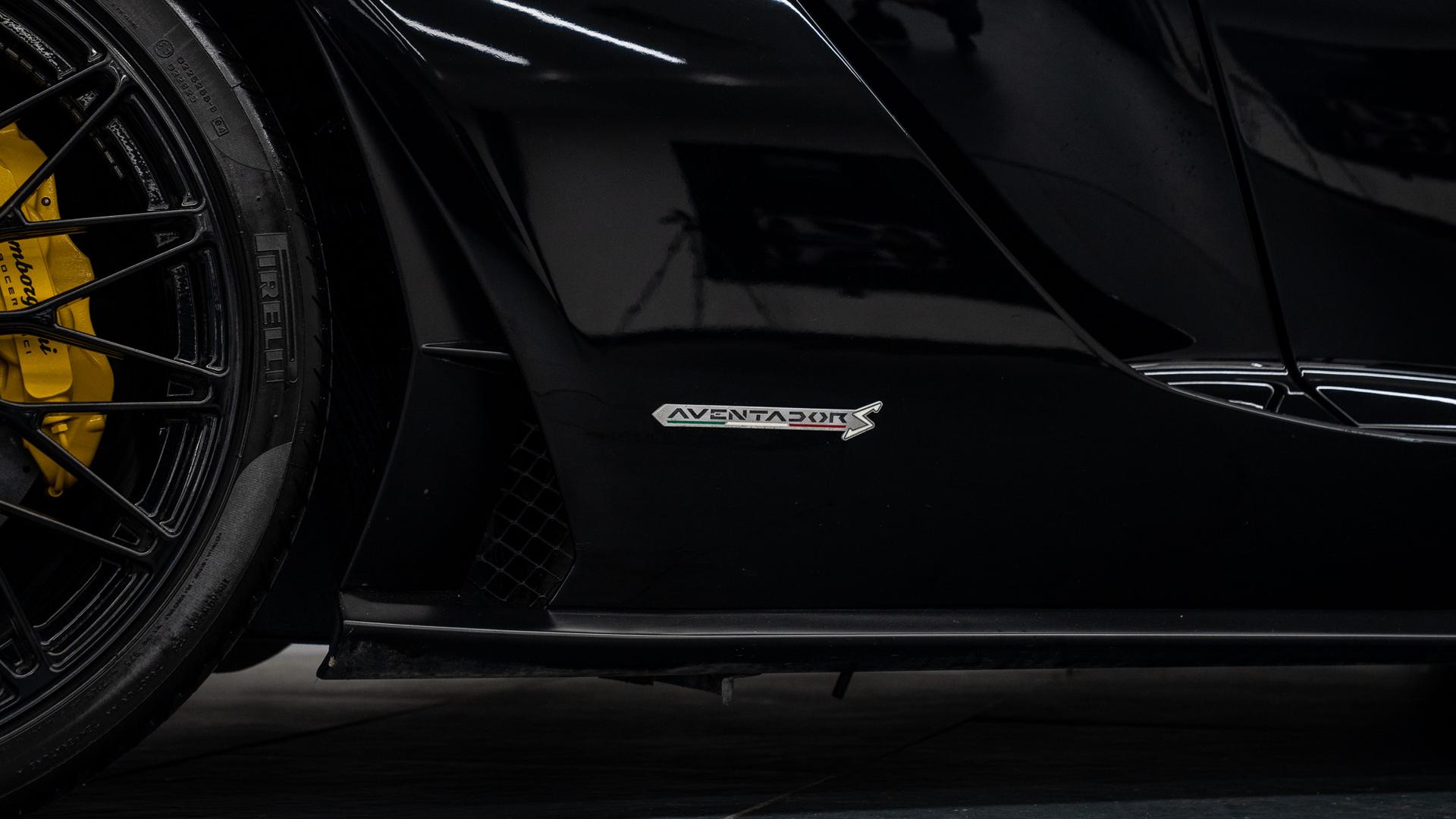 LAMBORGHINI Aventador Photo 5115394d-fc8d-455b-a7c8-3baed646db67.jpg