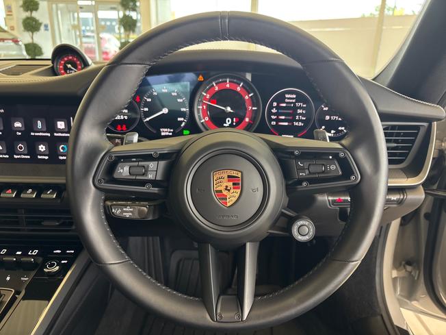 PORSCHE 911 Photo 17