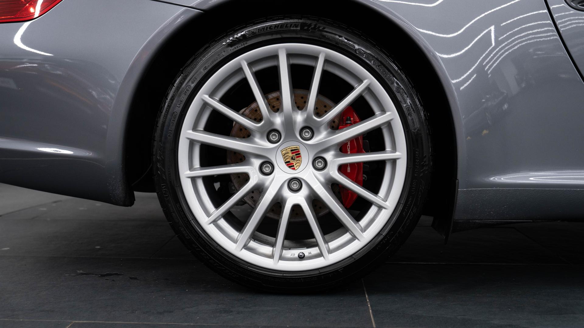 Porsche 911 Photo 51c37a69-b5e3-4a58-b45b-4057d638848e.jpg