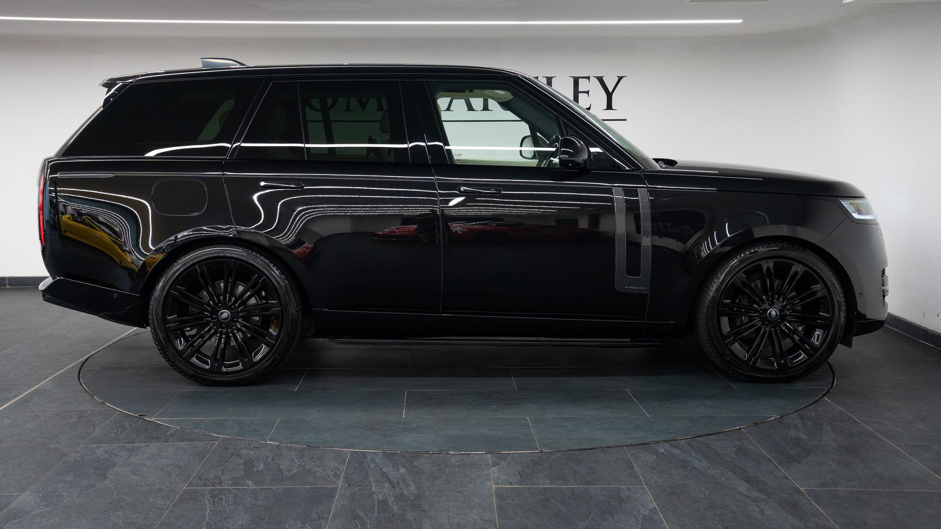 Land Rover Range Rover Photo 51ca94c7-ed5b-4a3a-a421-aa876d02fa2f.jpg