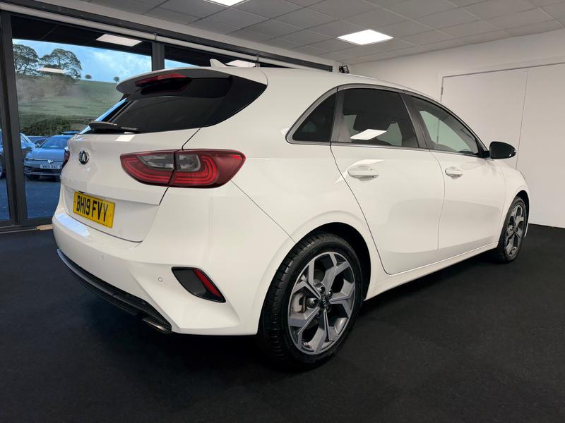 Kia Ceed Photo 51d6f921-9bf3-4081-a93c-0565997f8654.jpg