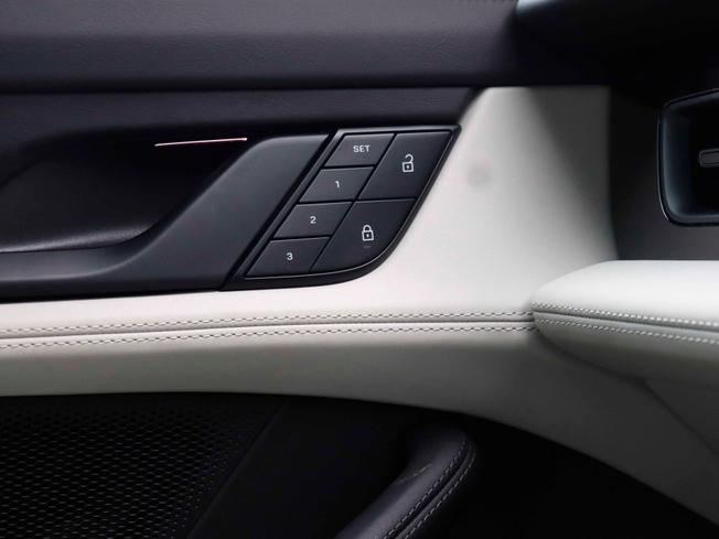 PORSCHE Taycan Photo 31