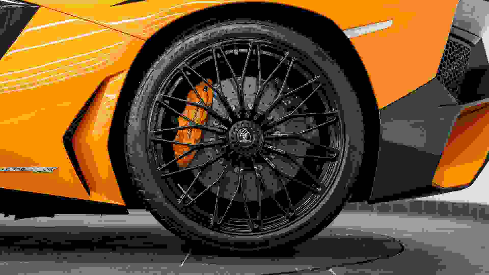 Lamborghini AVENTADOR SV Photo 525f78bd-2a3f-4246-8d0c-f10ebd0d3144.jpg