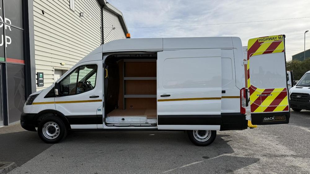 Ford Transit Photo 52ad463c-bf1d-46b8-a3cd-fafad616ed82.jpg