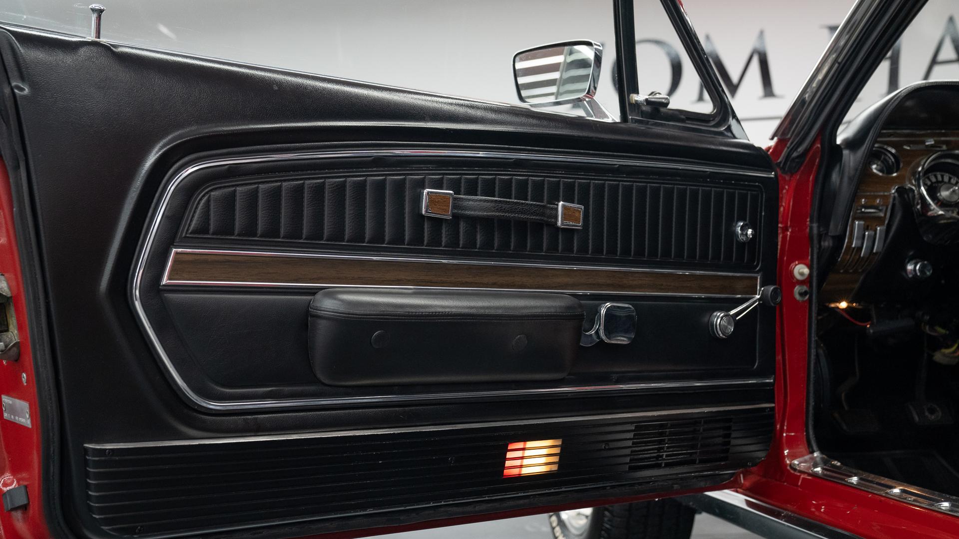 Ford Mustang Photo 5337c19f-b052-49fa-90ba-8ad7896d2c46.jpg
