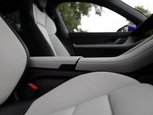 PORSCHE Taycan Photo 13