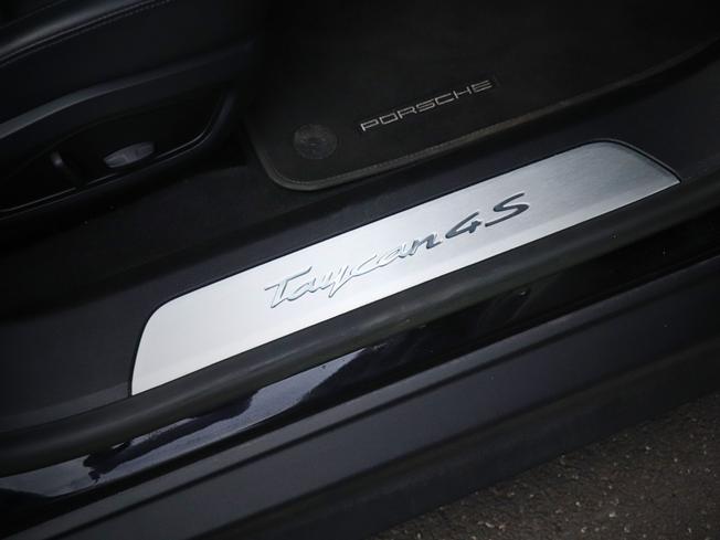 PORSCHE Taycan Photo 15