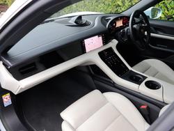 Porsche TAYCAN Photo 3