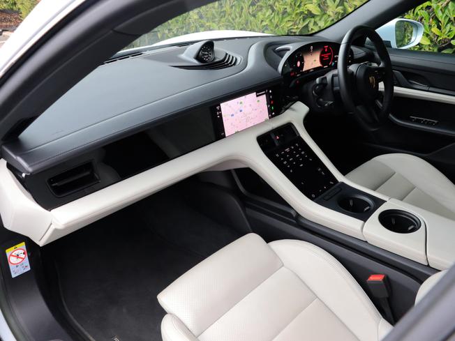 Porsche TAYCAN Photo 3
