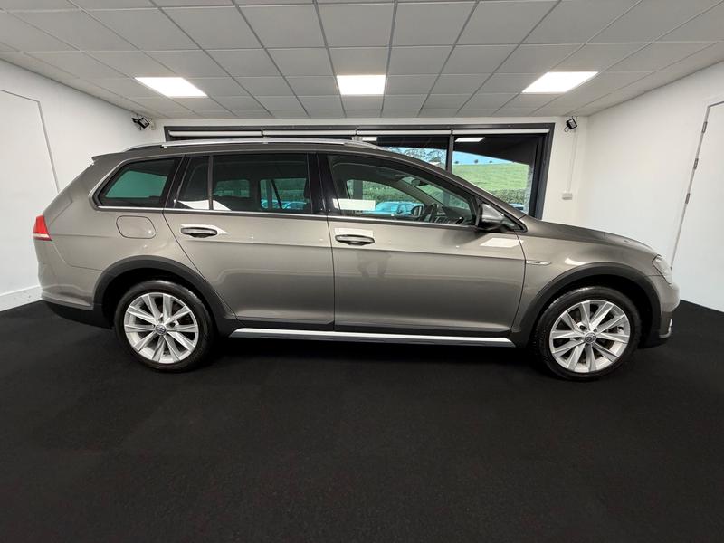 Volkswagen Golf Photo 5404f66b-ec76-44fd-8b53-e5a41413e771.jpg