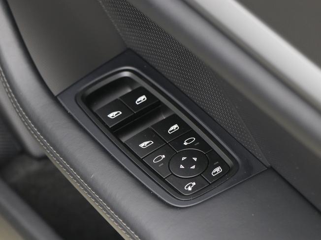 PORSCHE Taycan Photo 35