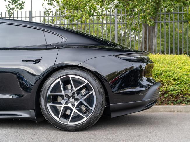 Porsche Taycan Photo 38