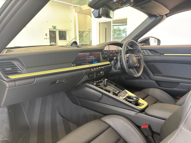 PORSCHE 911 Photo 21
