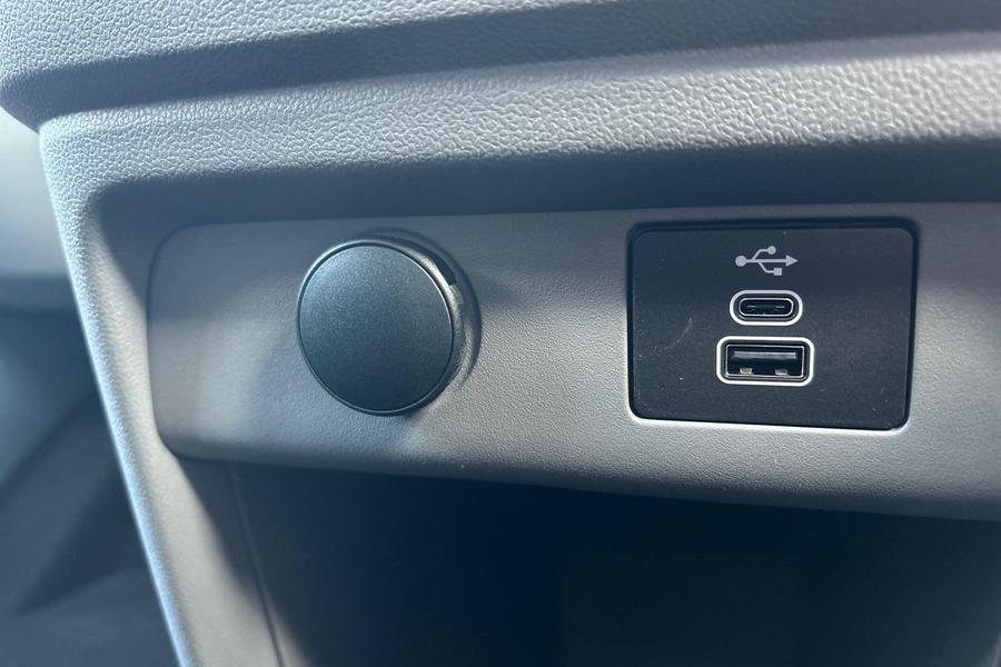 Ford TRANSIT CUSTOM Photo 54a86d4b-324c-4781-893a-ef3741bb1cc2.jpg