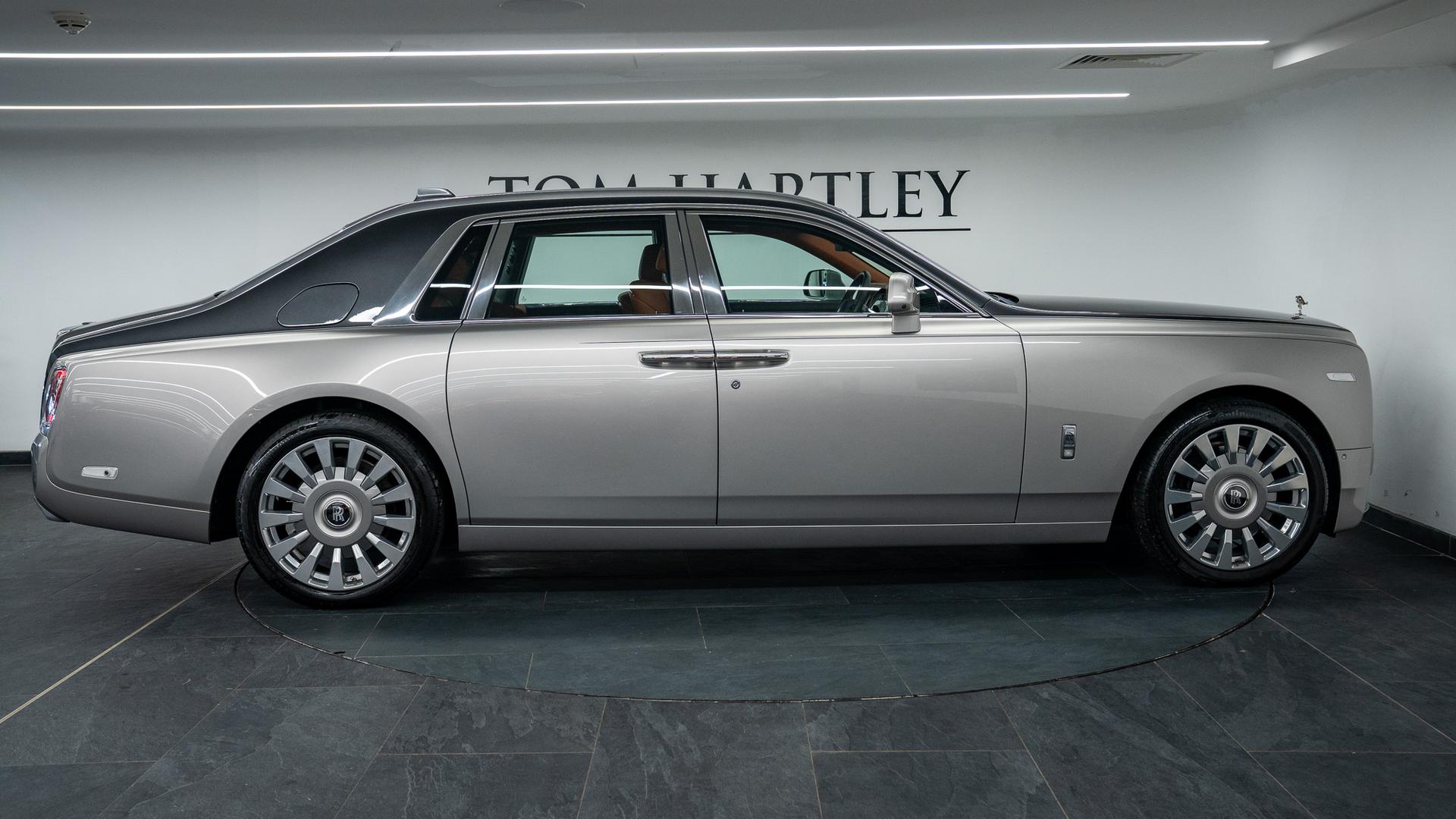 Rolls-Royce Phantom Photo 54c3bb90-9b27-49f8-8d5a-e3faaa3f3182.jpg