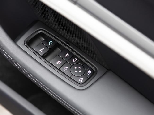 PORSCHE Taycan Photo 32