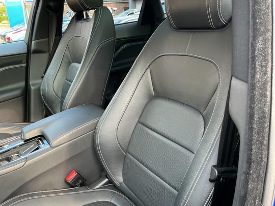Jaguar F-PACE Photo 37
