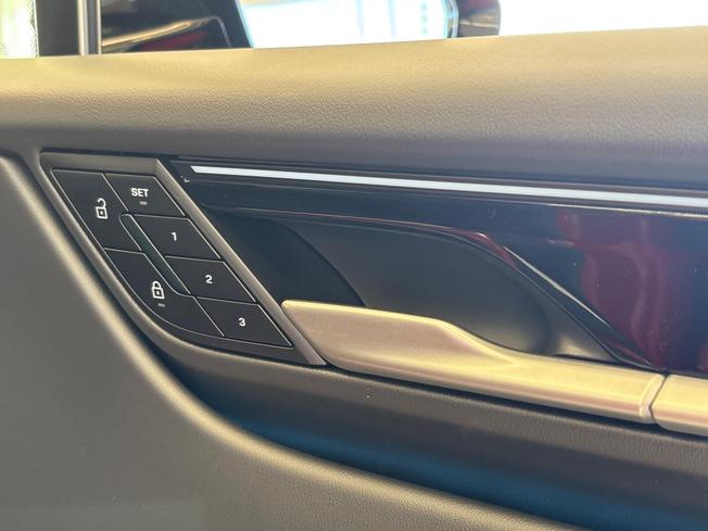 PORSCHE Macan Photo 37