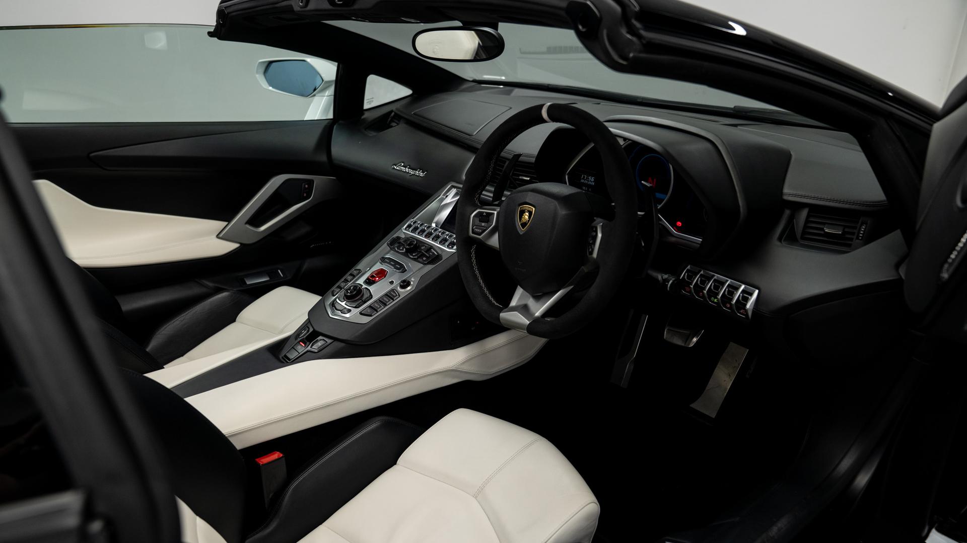 LAMBORGHINI Aventador Photo 556b19dc-e691-46d6-9dd8-69c53b805d81.jpg