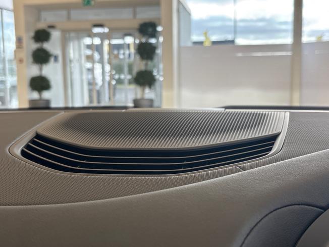 PORSCHE Taycan Photo 18
