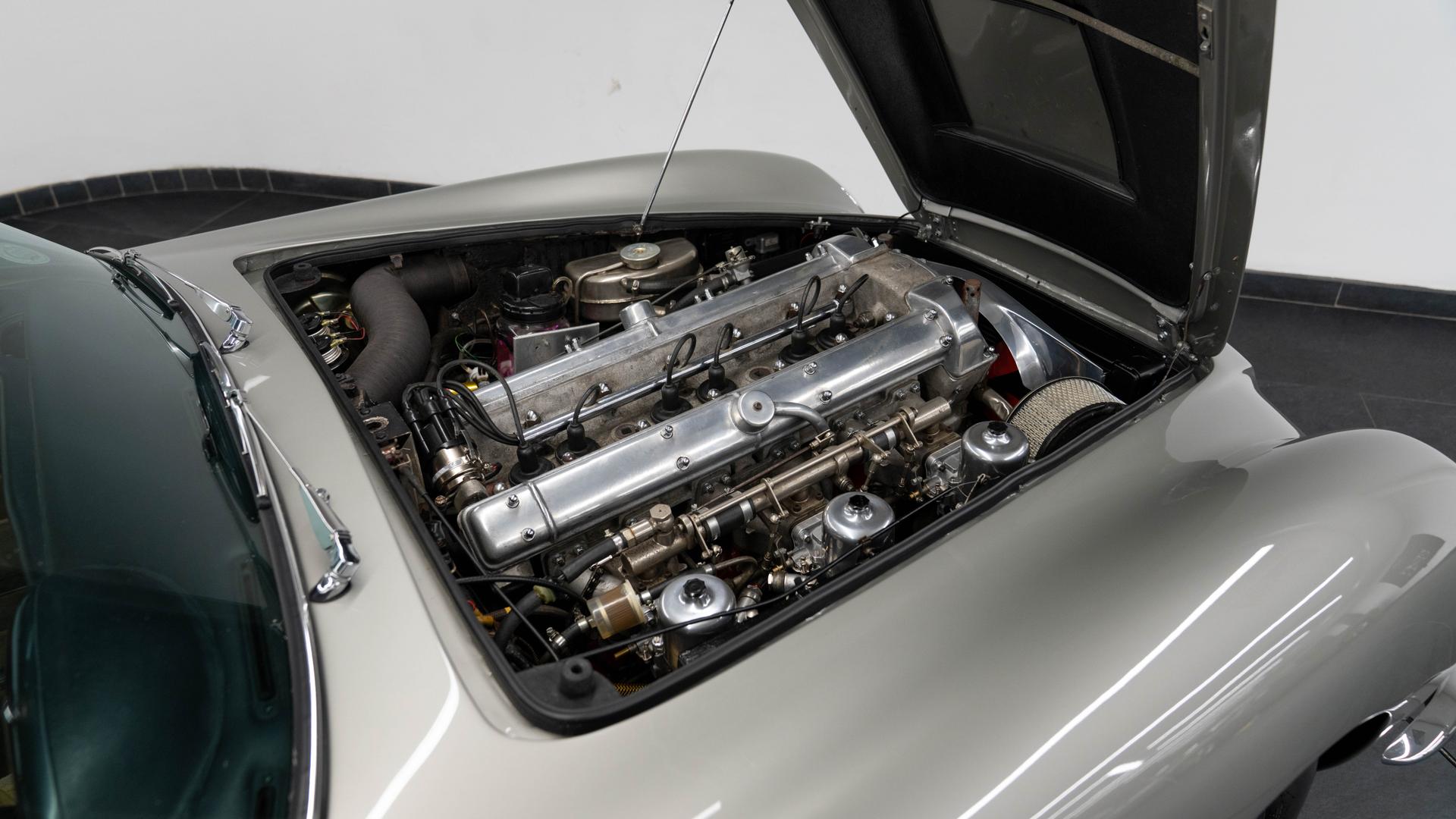 Aston Martin DB6 Photo 55b80e80-8033-4dc4-bc93-a0b4160dbfac.jpg