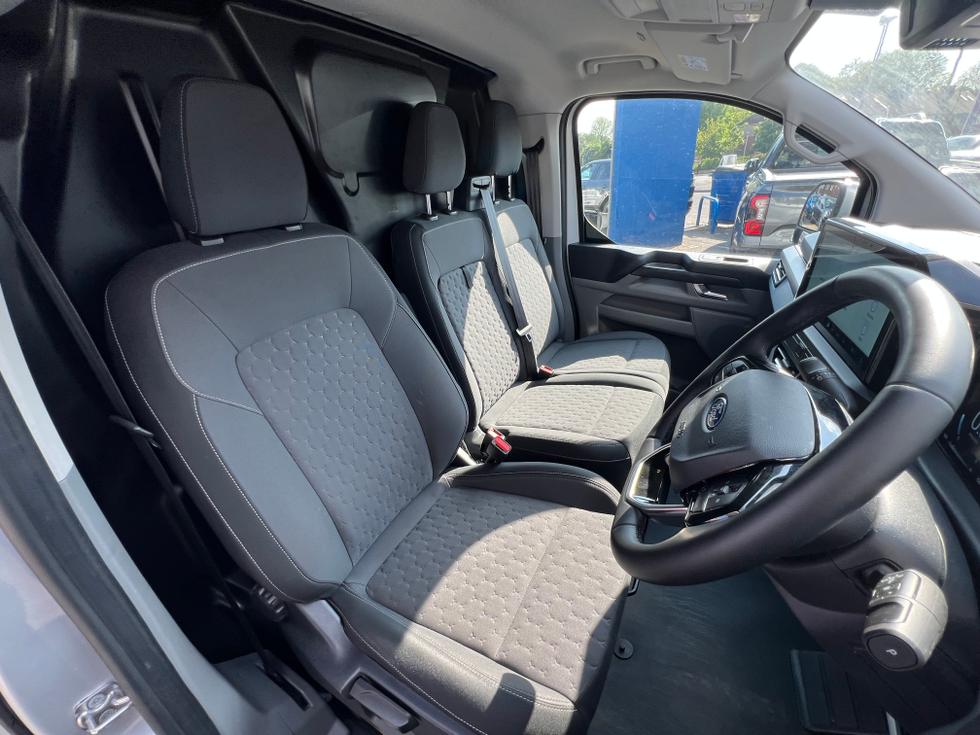 Ford Transit Custom Photo 55c26671-115e-4f9b-83da-ae2950ec5c15.jpeg
