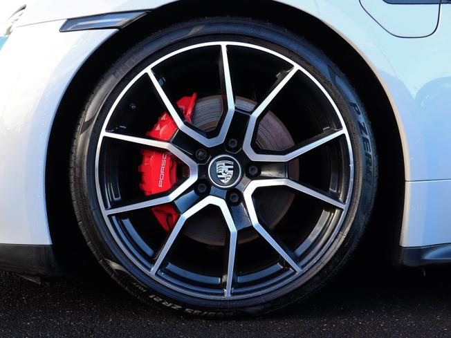 PORSCHE Taycan Photo 4
