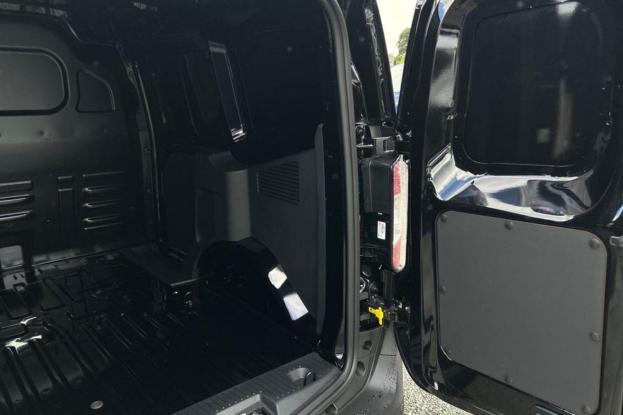Ford E-TRANSIT COURIER Photo 5659f828-eb89-42d1-bdb7-a21ea5db476c.jpg