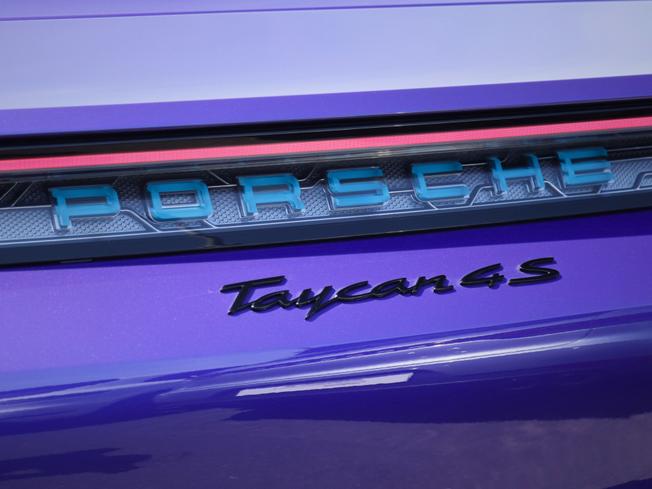 PORSCHE Taycan Photo 15