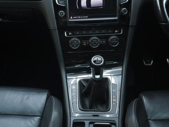 Volkswagen Golf Photo 566b8522-2acd-4714-b7f5-18245b1732c4.jpg