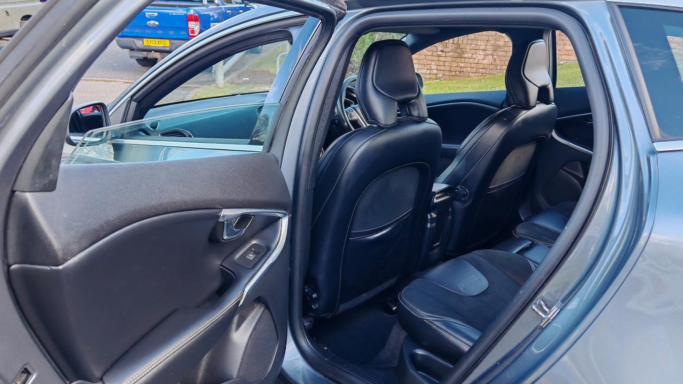 Used Volvo V40 EO66TKE 19