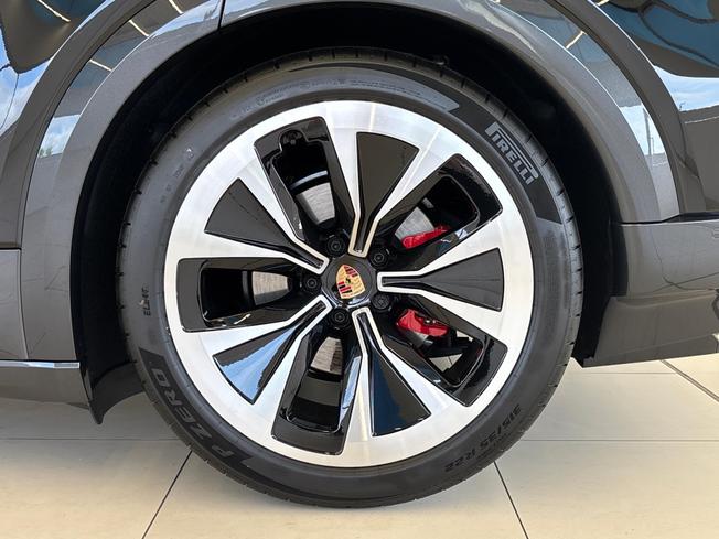 Porsche Cayenne Electric Photo 16