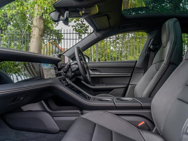 Porsche Taycan Photo 3