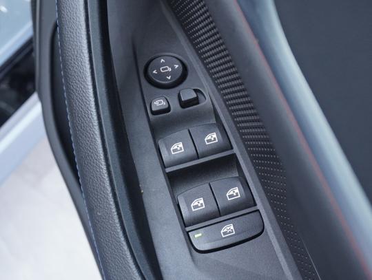 BMW i4 Photo 569fd069-5229-4271-82b3-286b3dc48f9d.jpg