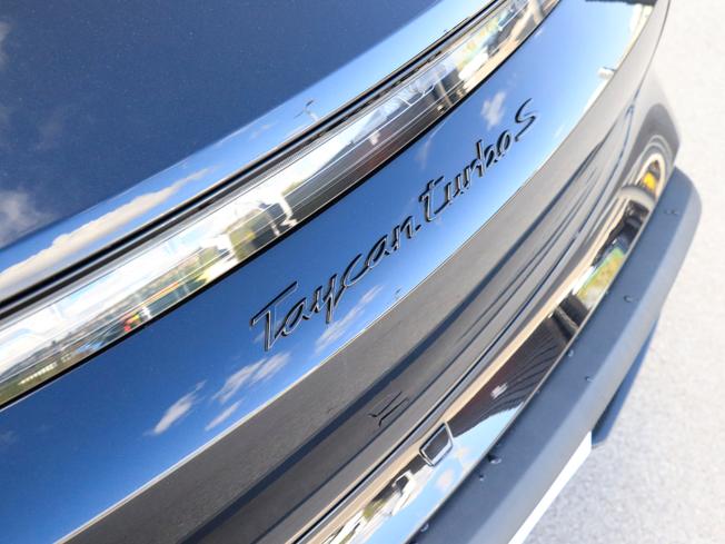 PORSCHE Taycan Photo 13