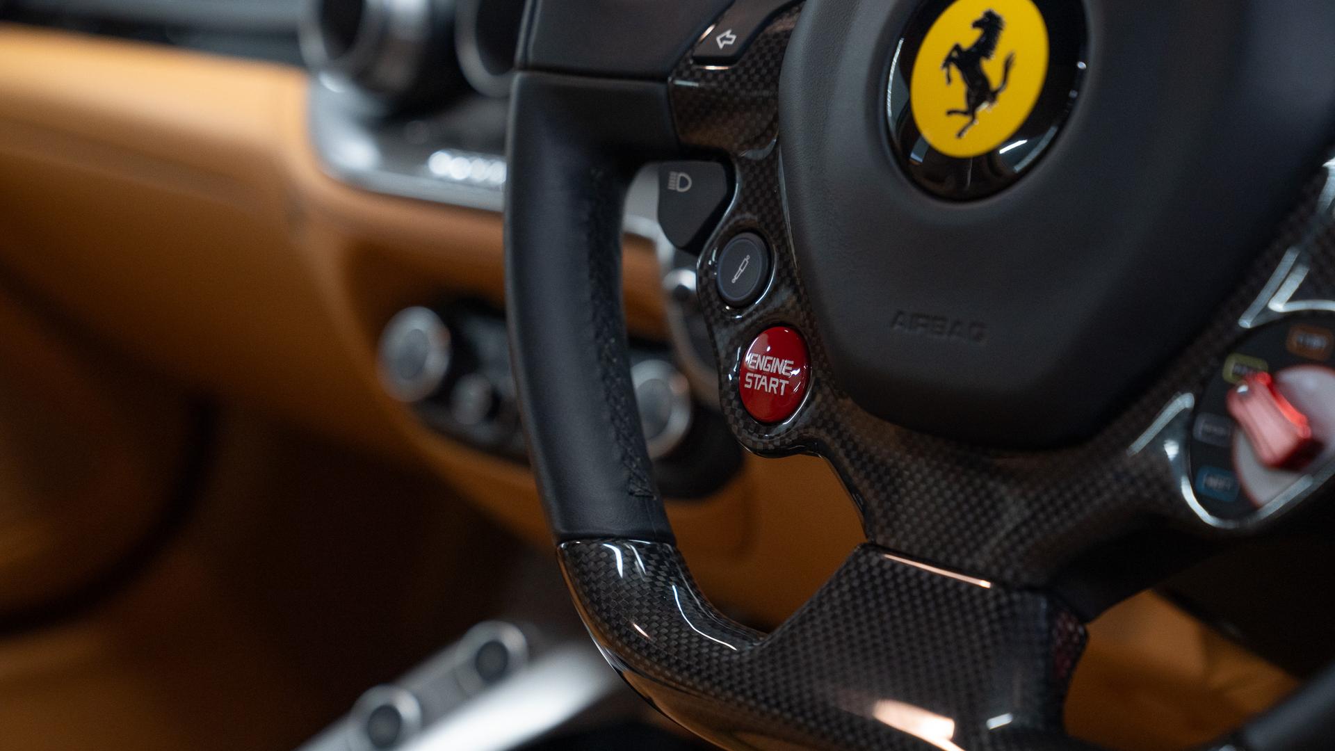 Ferrari F12 Photo 57395c99-aaab-47b2-a165-24bb1c17b09d.jpg
