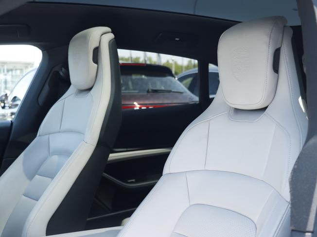 PORSCHE Taycan Photo 20
