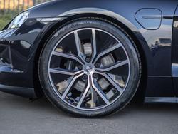 PORSCHE Taycan Photo 4