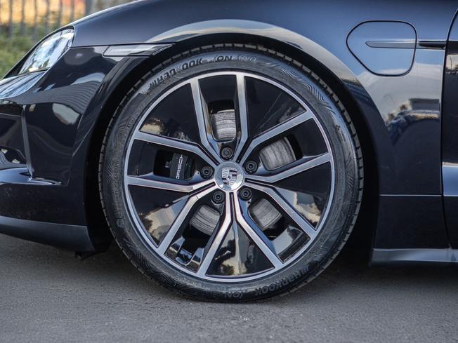 PORSCHE Taycan Photo 4