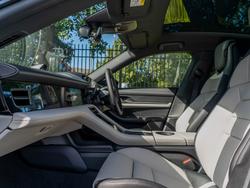 PORSCHE Taycan Photo 3