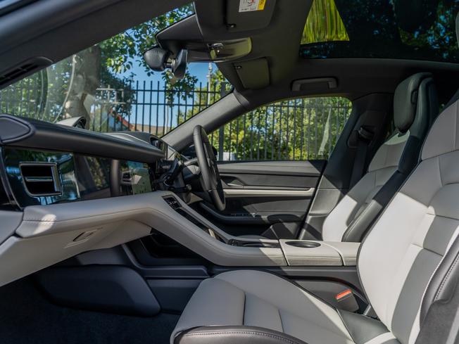 PORSCHE Taycan Photo 3