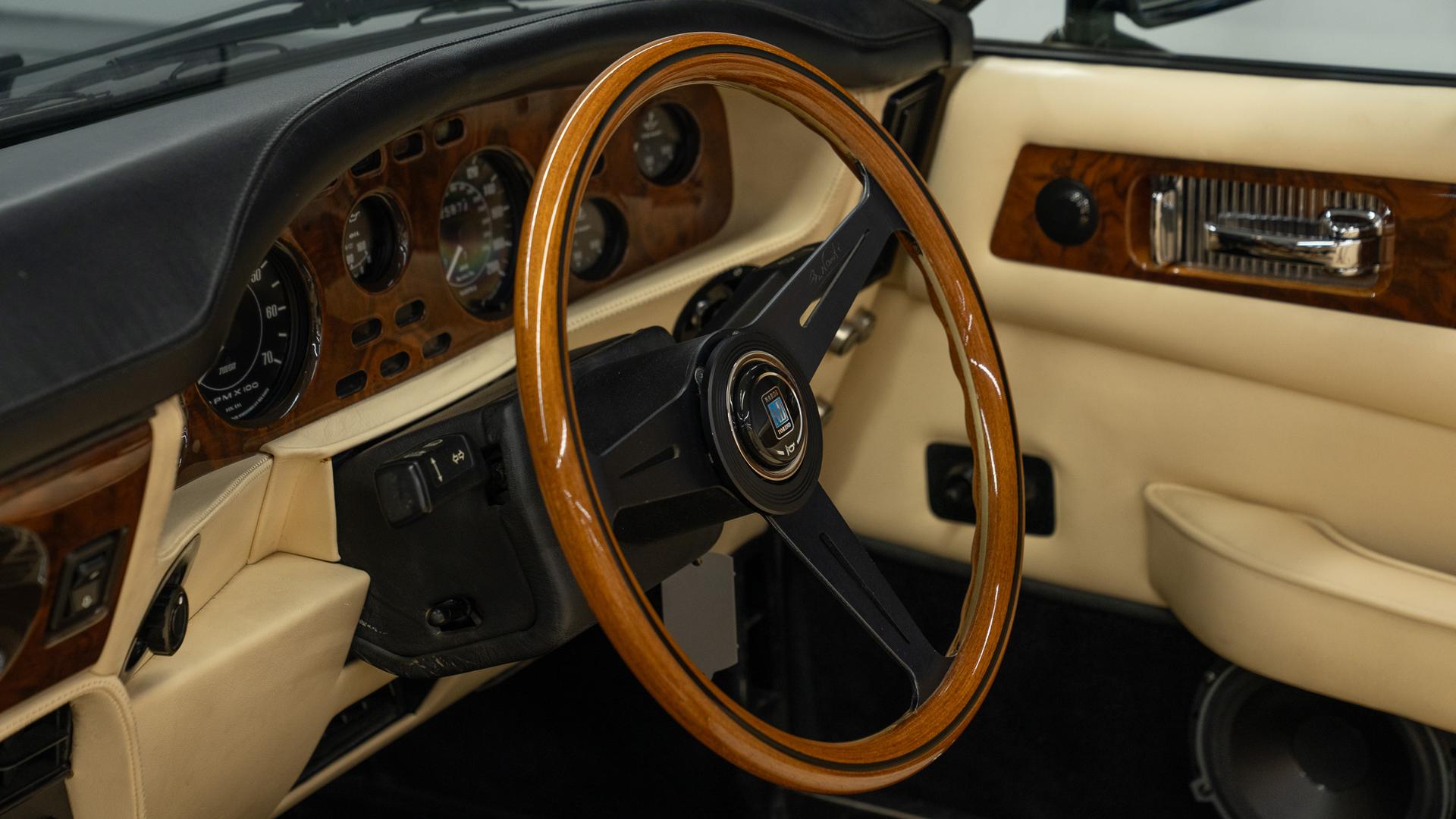 Aston Martin V8 Photo 597ebd0e-476f-4f80-81bc-c0402d5dd755.jpg