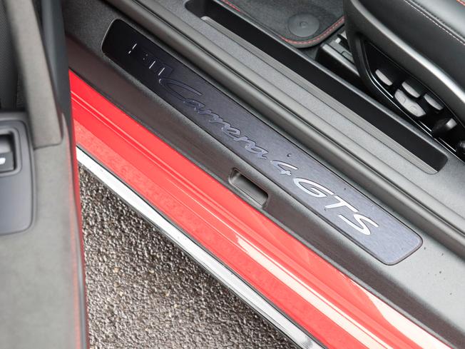 PORSCHE 911 Photo 8