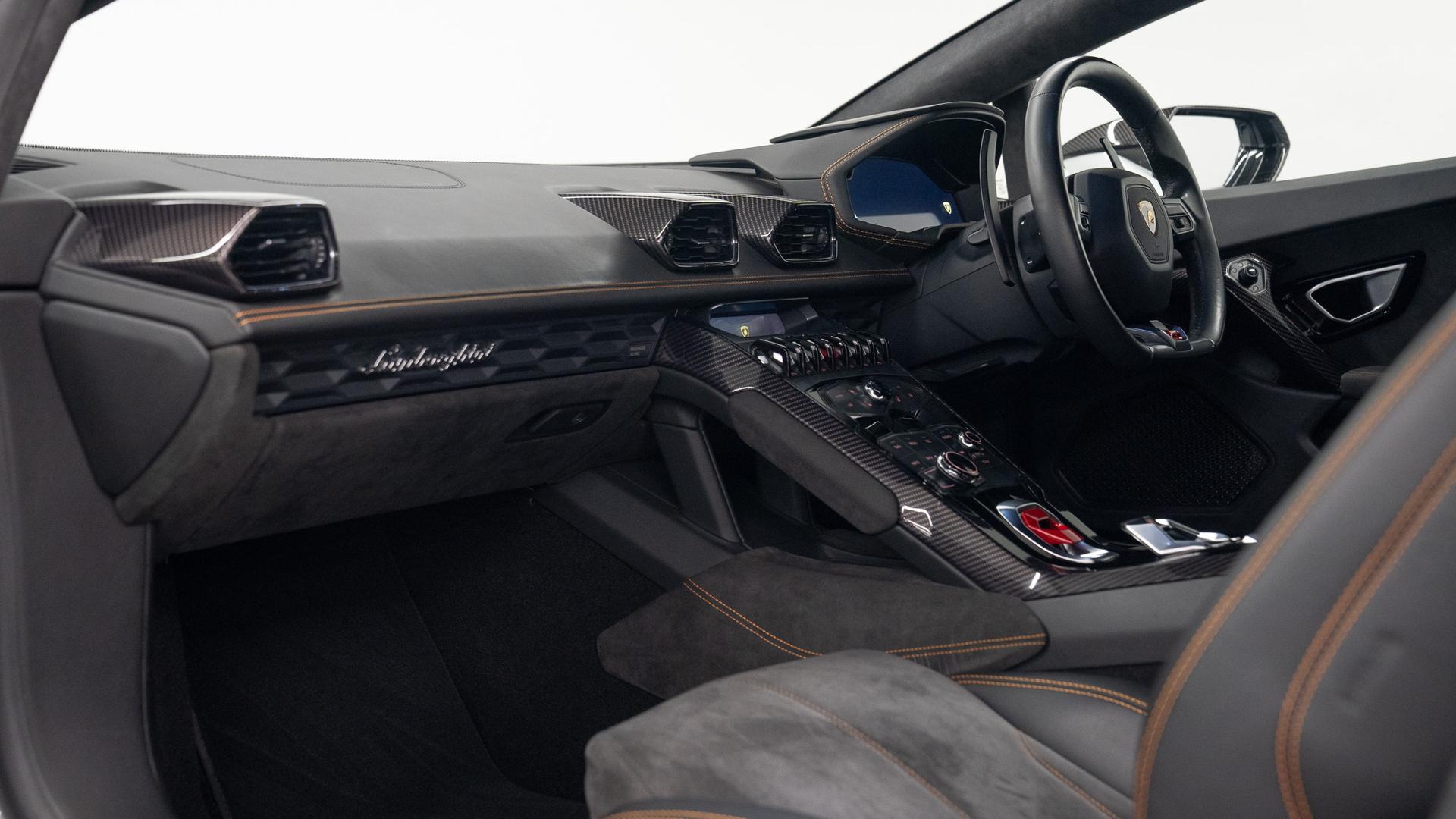 LAMBORGHINI Huracan Photo 5a11848f-a943-484b-956c-5134411a238b.jpg