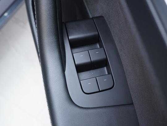 TESLA Model 3 Photo 5a1965dd-e116-4c4d-86e3-de36ba603b92.jpg