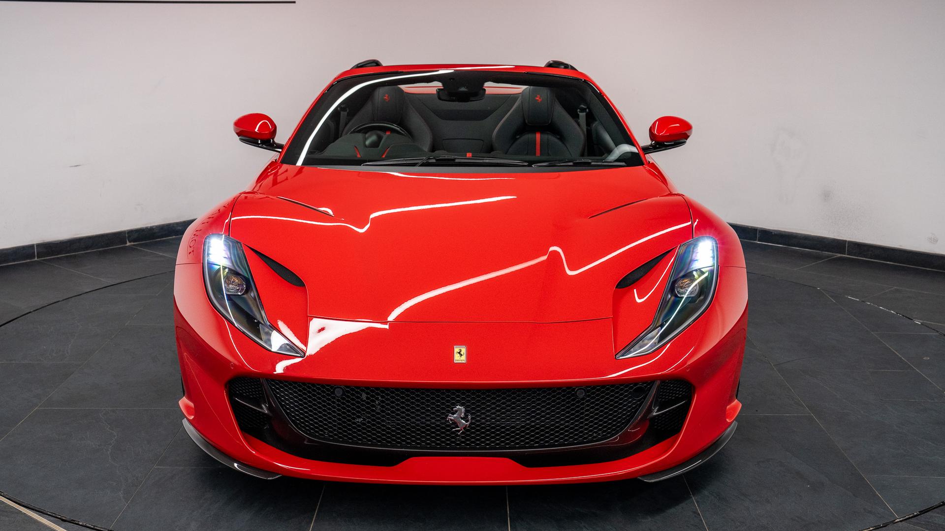 Ferrari 812 Photo 5a1a21b5-8d34-4675-a3b2-ae3364e3c117.jpg