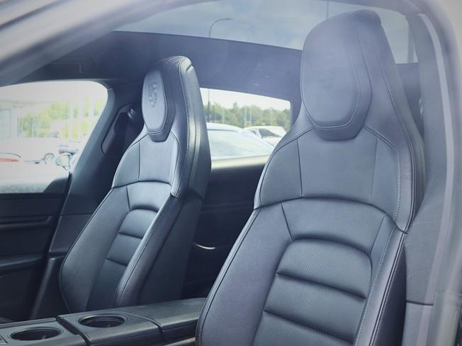 PORSCHE Taycan Photo 27