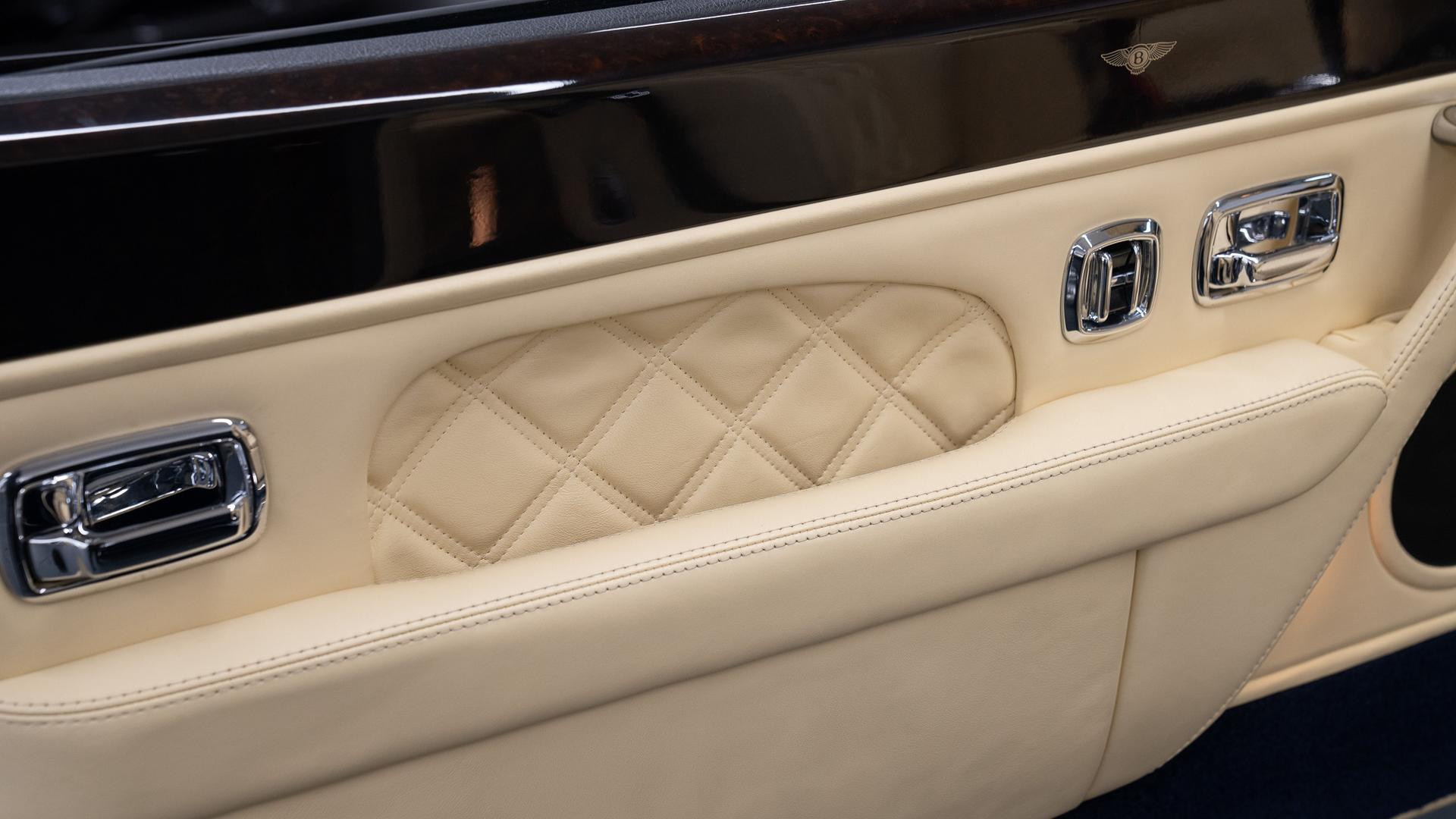 Bentley Azure Photo 5b165b01-0ba2-4360-a141-a3cbea9c5ee8.jpg