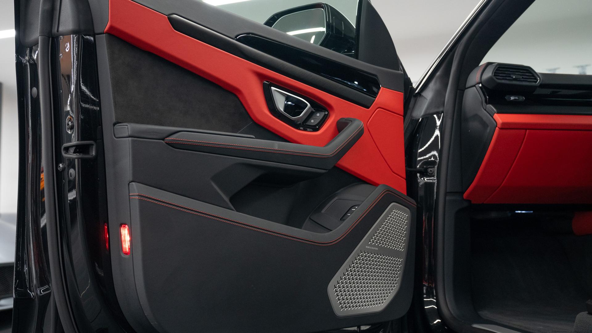 LAMBORGHINI Urus Photo 5b3994b5-698e-4604-ae90-627410e1e3dc.jpg