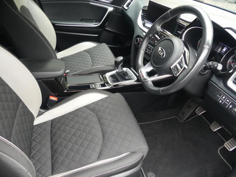 Kia ProCeed Photo 5b6b5f40-9592-44a1-8825-7e7dc8914651.jpg